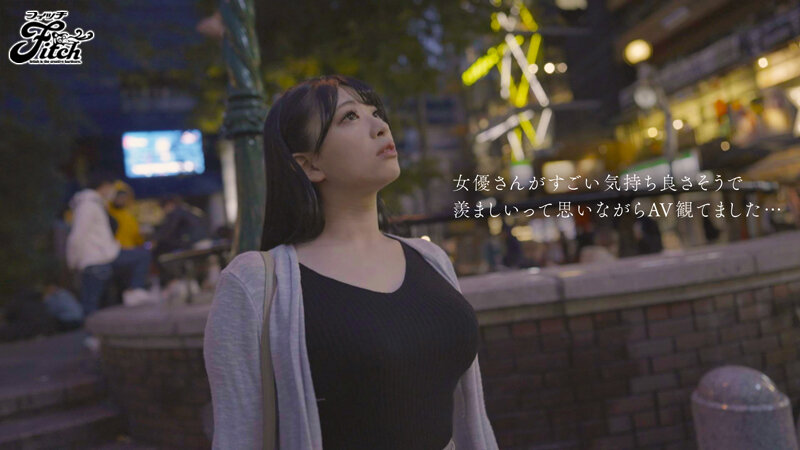 夜の街を歩く花柳杏奈
